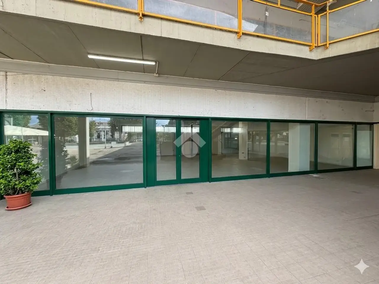 Negozio in Piazza Roanne 17, Montevarchi, {3} - Foto 1