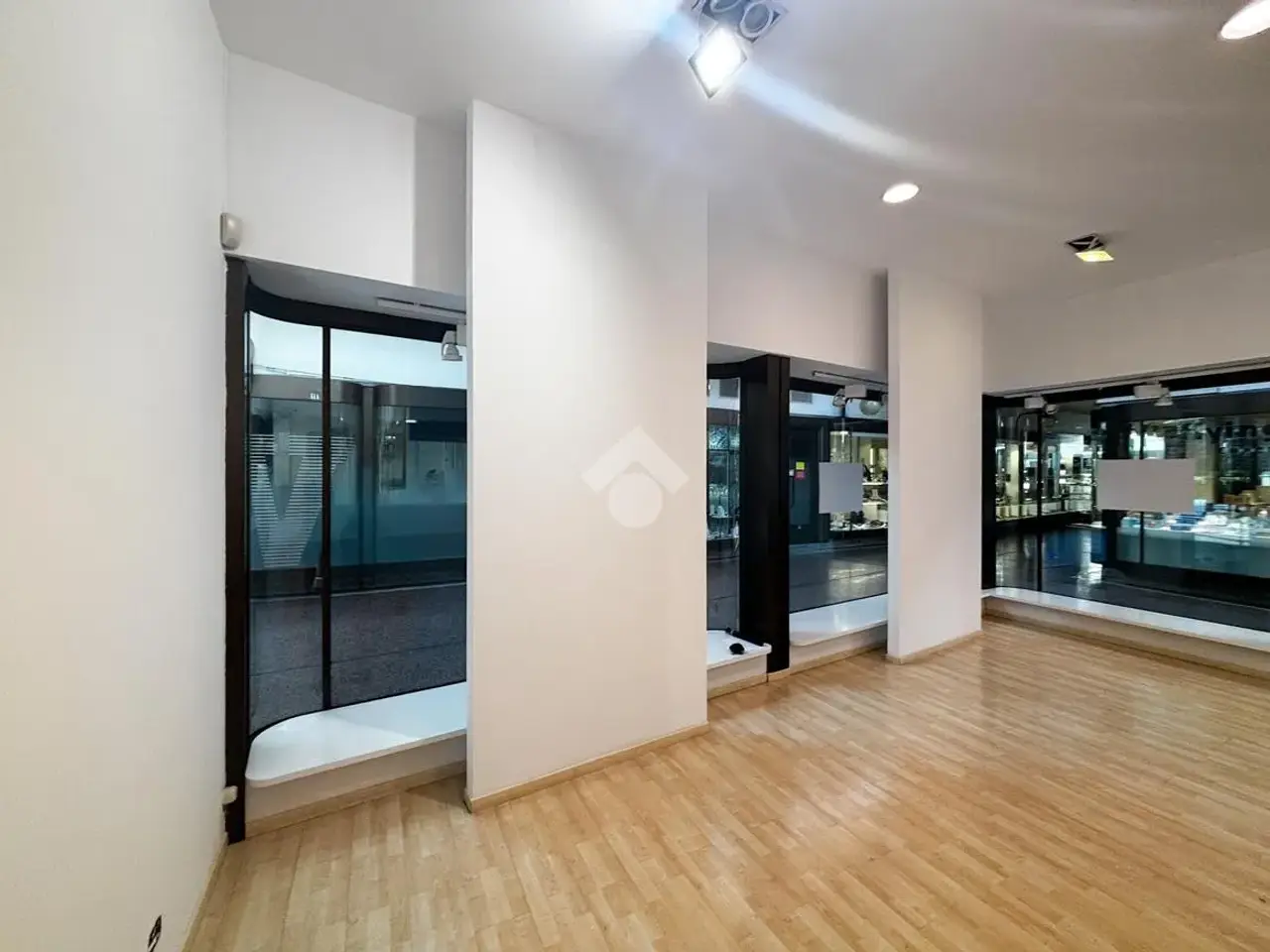 Ufficio in Via Fratelli Cairoli 1, Lecco, {3} - Foto 1