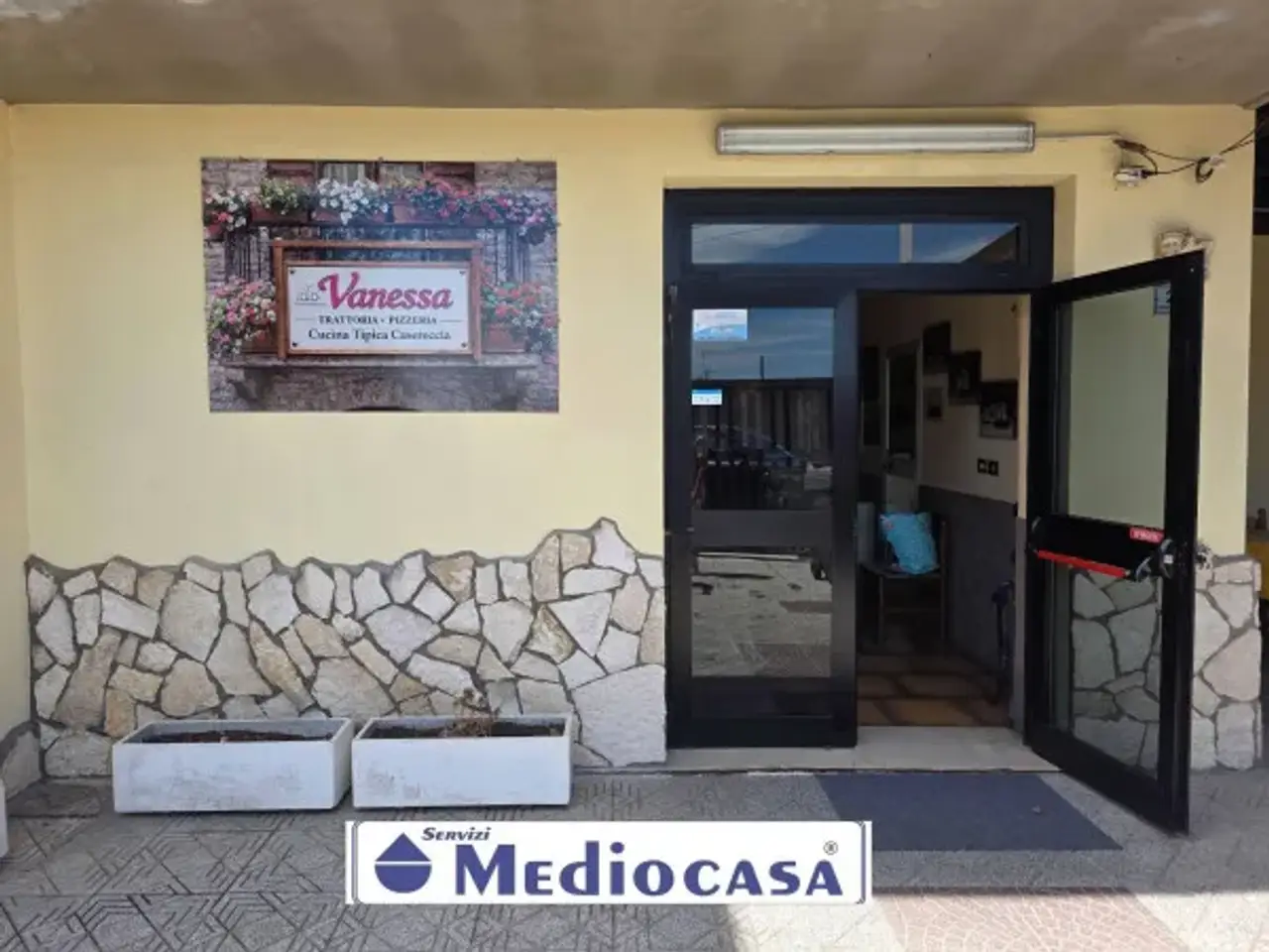 Negozio in Piazzale Martiri della Libertà 19, Lariano, {3} - Foto 1