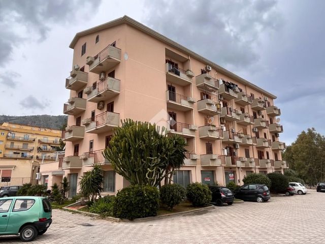 Quadrilocale in Via Nino Buccellato Poeta 8, Castellammare del Golfo - Foto 1