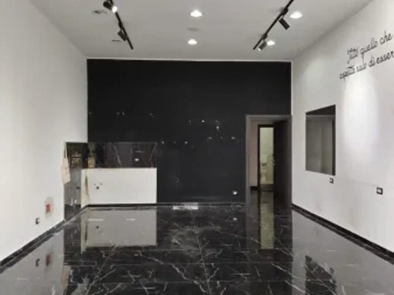 Negozio in Via Sannio, Casalnuovo di Napoli, {3} - Foto 1