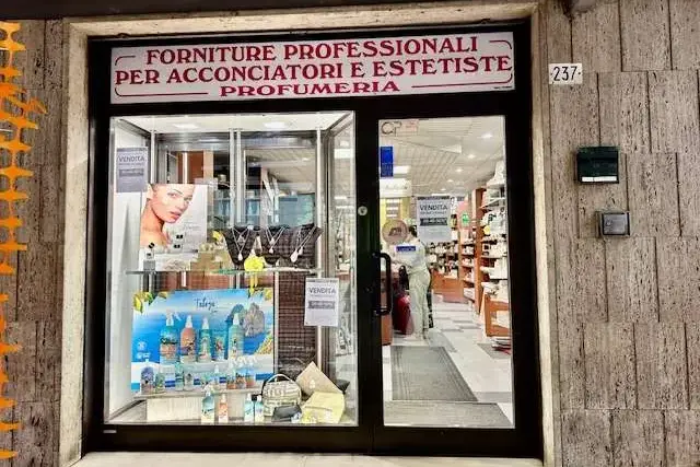 Shop in Ludovico Antonio Muratori 237, Modena - Photo 1