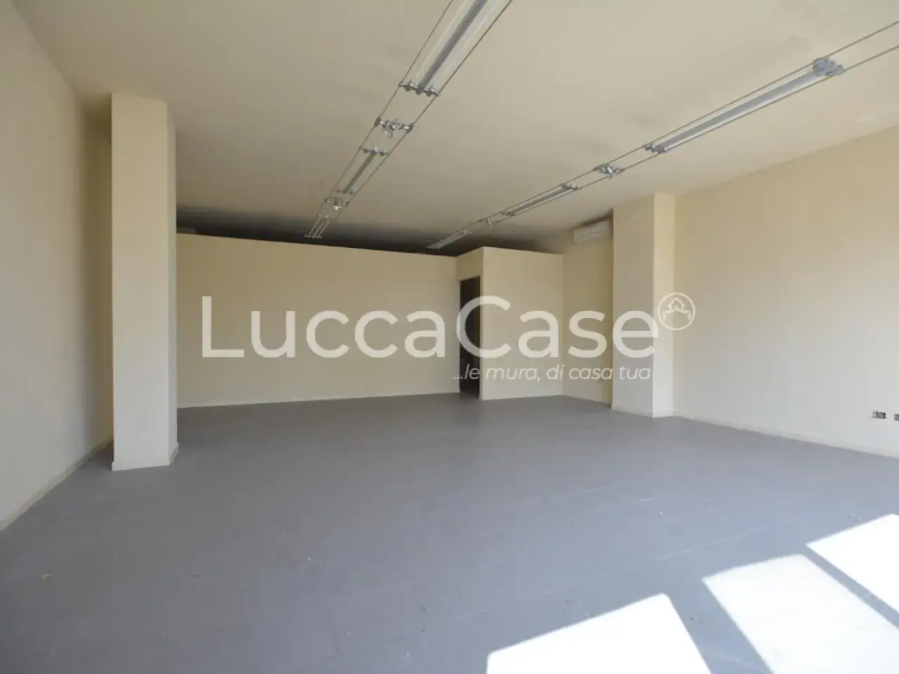 Locale commerciale in , Lucca, {3} - Foto 1