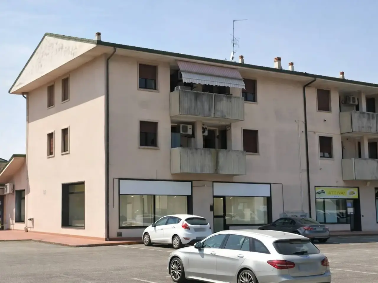 Negozio in Via Cesare Battisti 3, San Giovanni Lupatoto, {3} - Foto 2