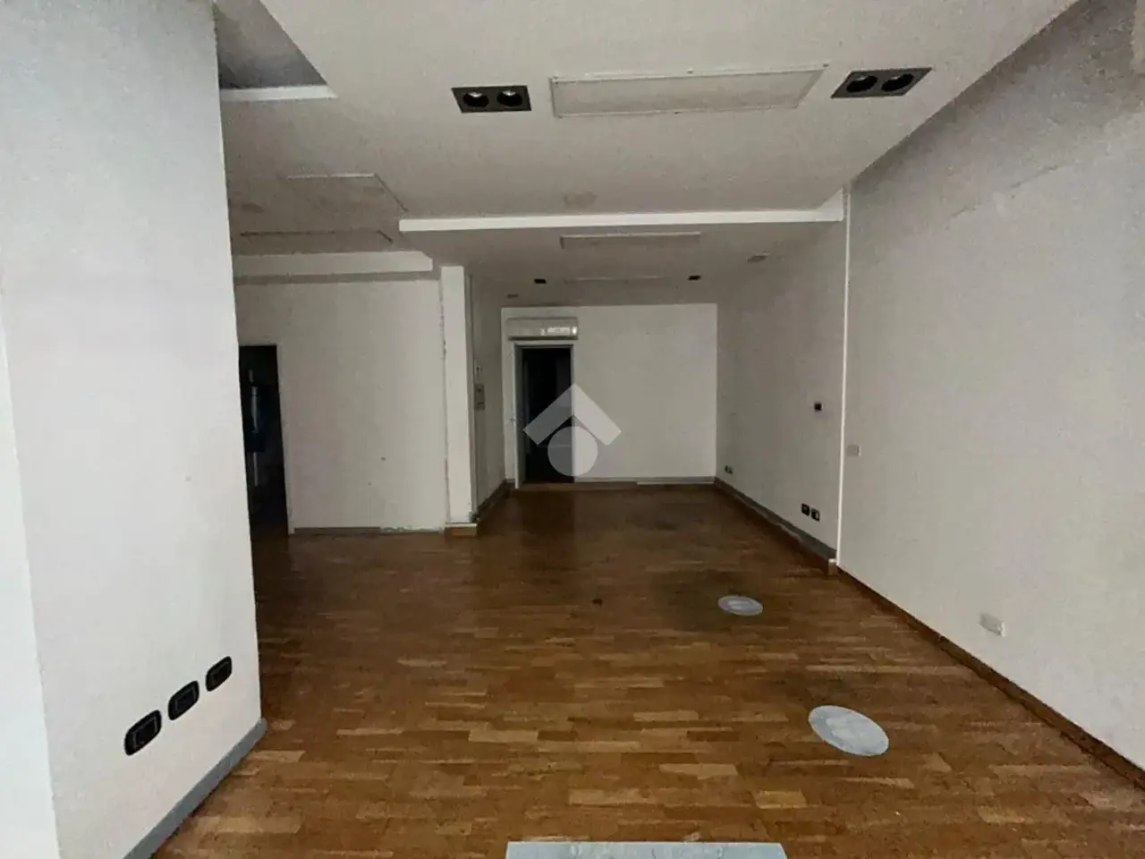 Negozio in Piazza Conte Treccani 12, Montichiari, {3} - Foto 2