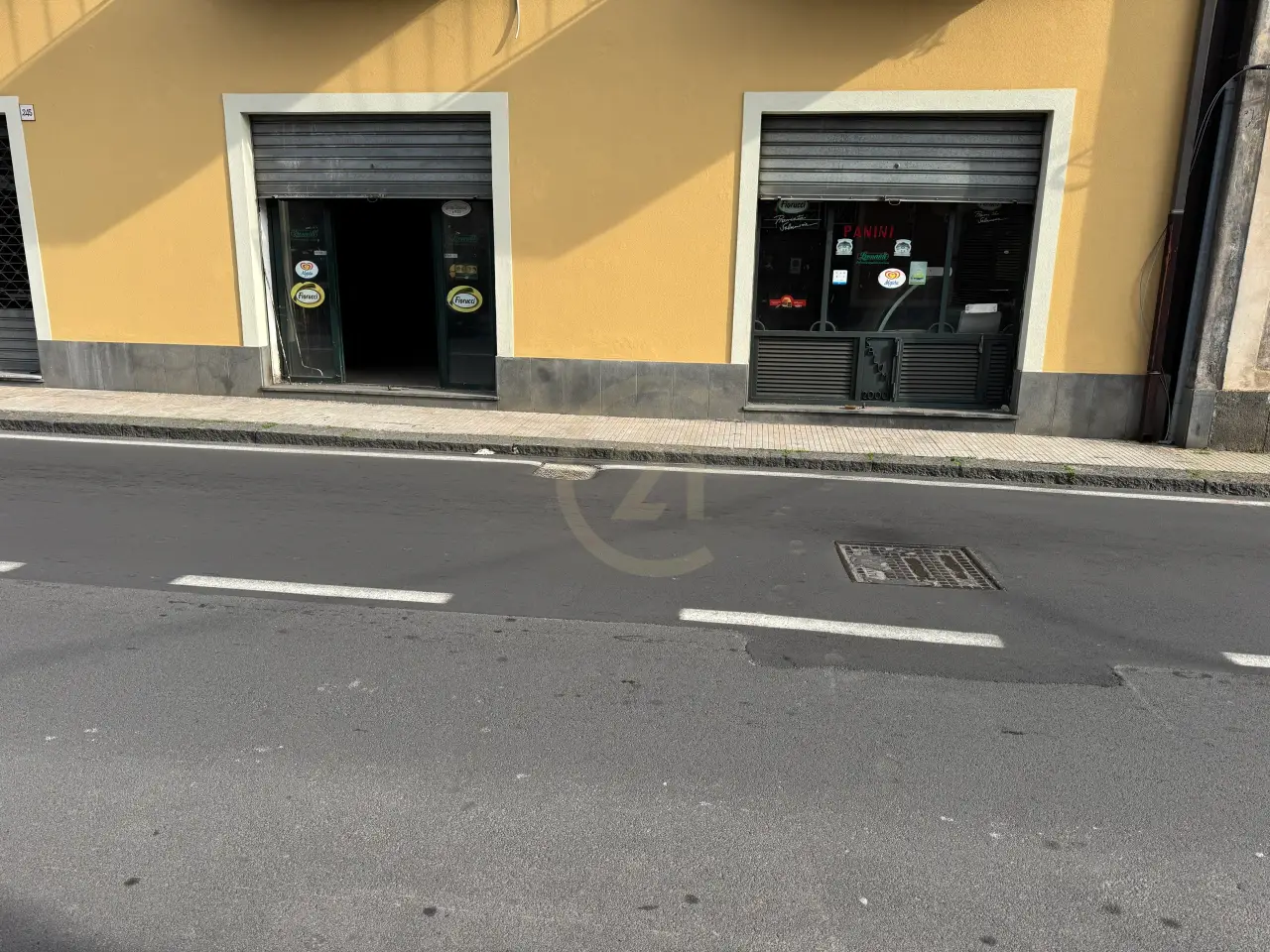Palazzina commerciale in Via Vittorio Emanuele 243, Viagrande, {3} - Foto 1