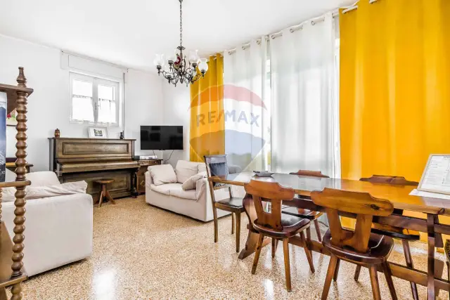 Vierzimmerwohnung in Via Generale Antonio Cantore 17, Cardano al Campo - Foto 1