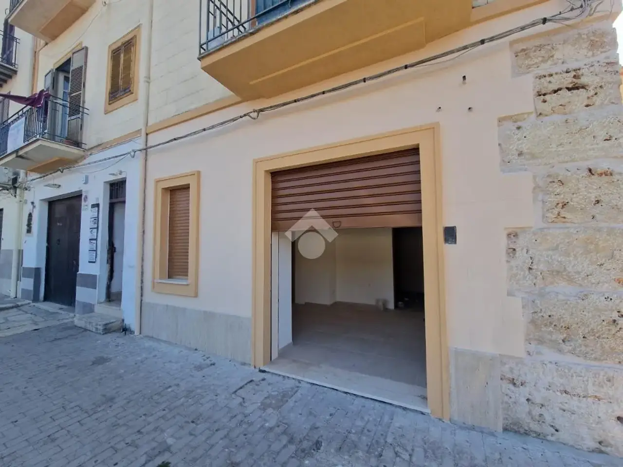 Negozio in Piazza della Repubblica 110, Alcamo, {3} - Foto 1