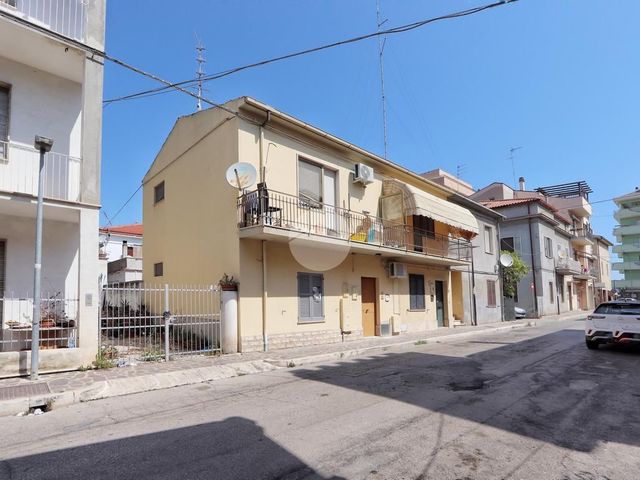 2-room flat in Via Benedetto Croce 24, Montesilvano - Photo 1