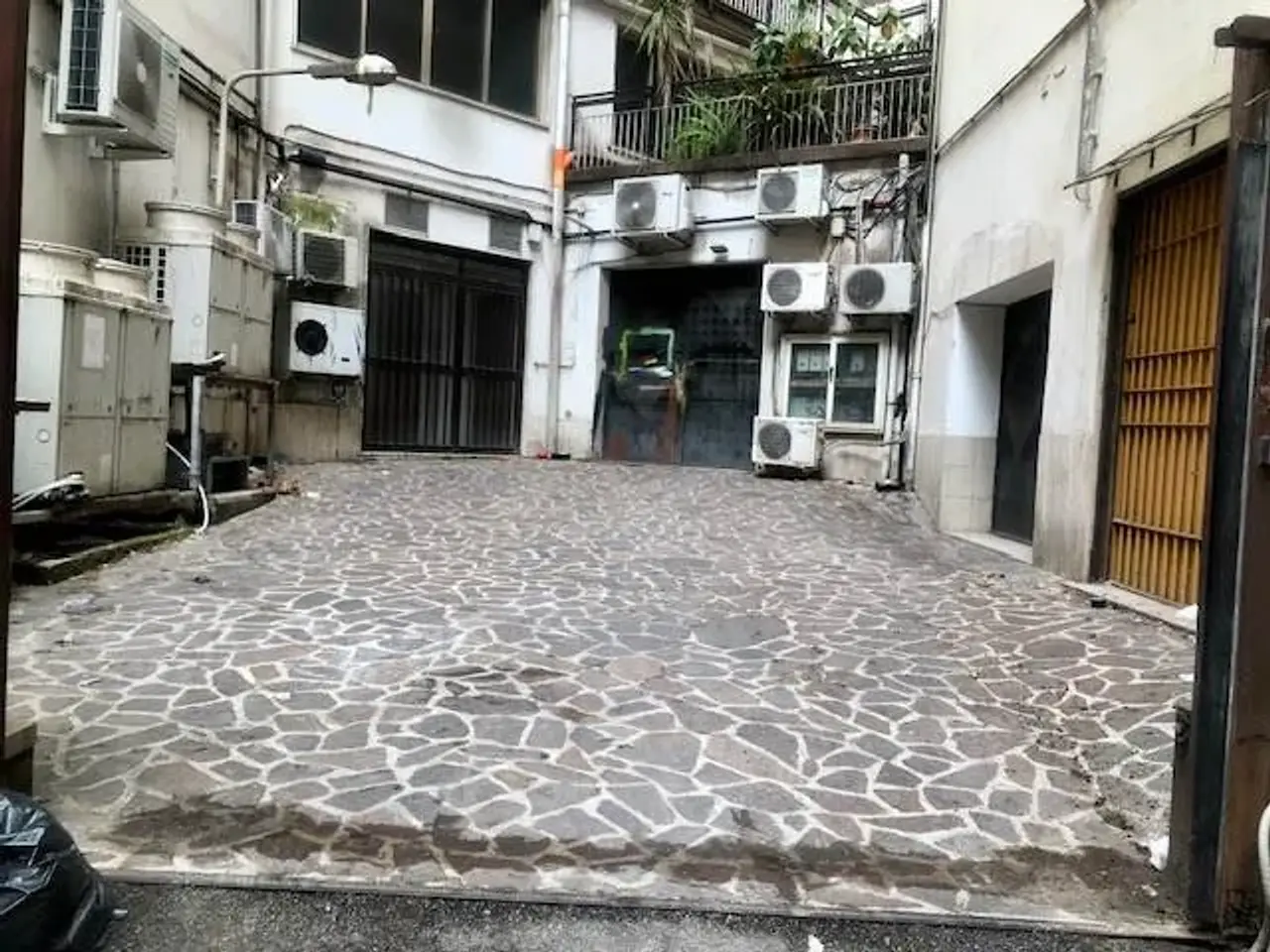Negozio in Via Andrea Romaldo, Salerno, {3} - Foto 1