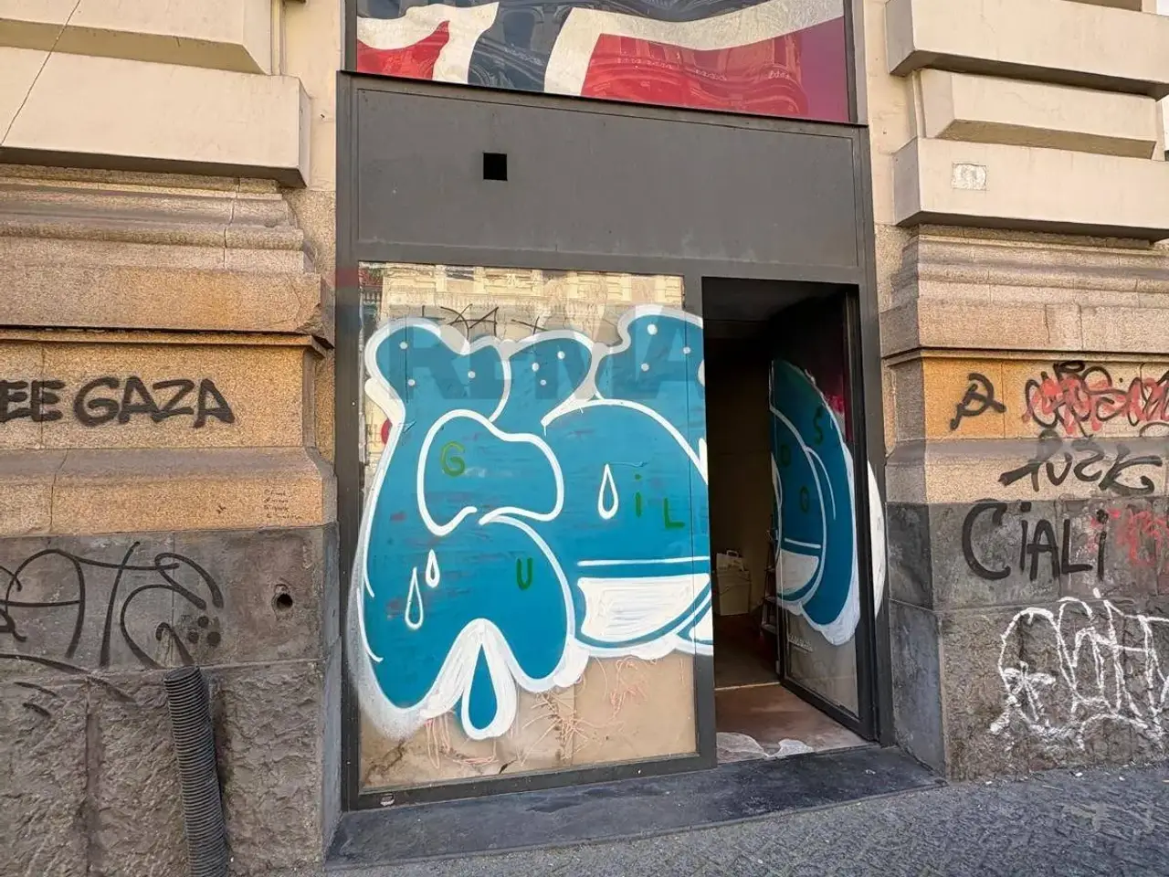 Negozio in Via Corso Umberto 183, Napoli, {3} - Foto 1