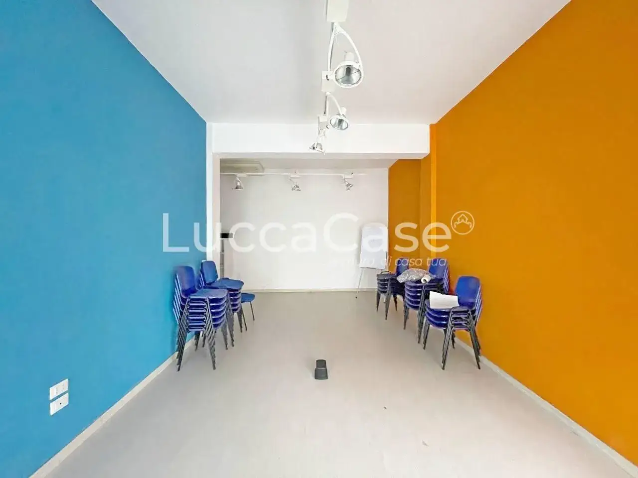 Locale commerciale in , Lucca, {3} - Foto 1