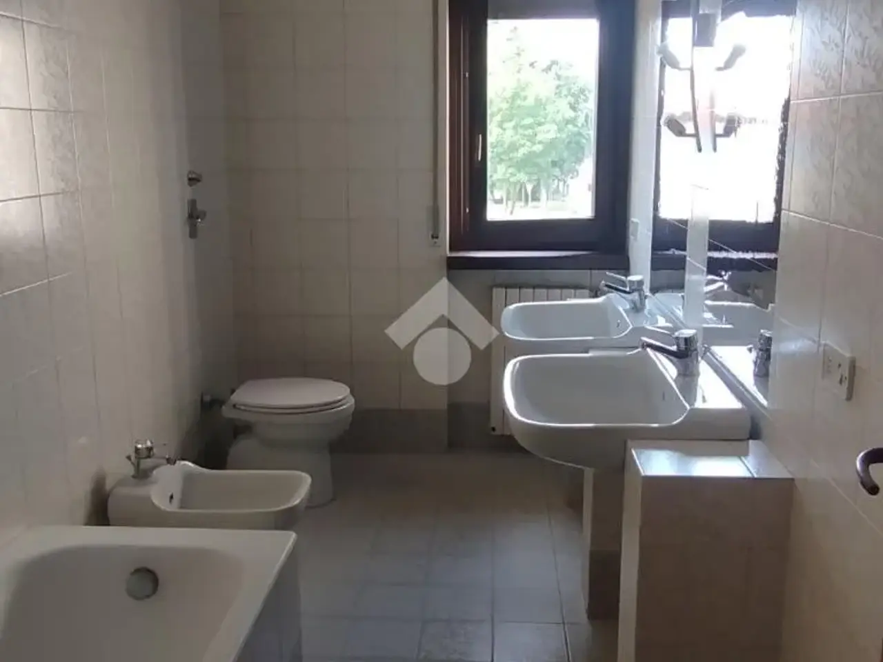 Palazzina commerciale in Viale V Giornate 59, Caronno Pertusella, {3} - Foto 1