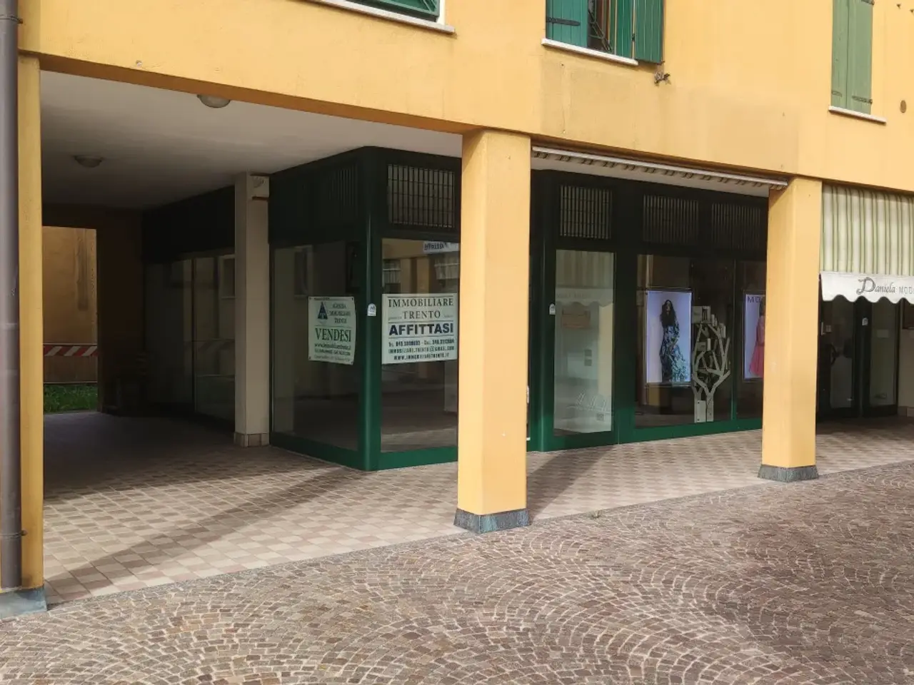 Negozio in Piazzetta Carlo Cattaneo, Campo San Martino, {3} - Foto 2