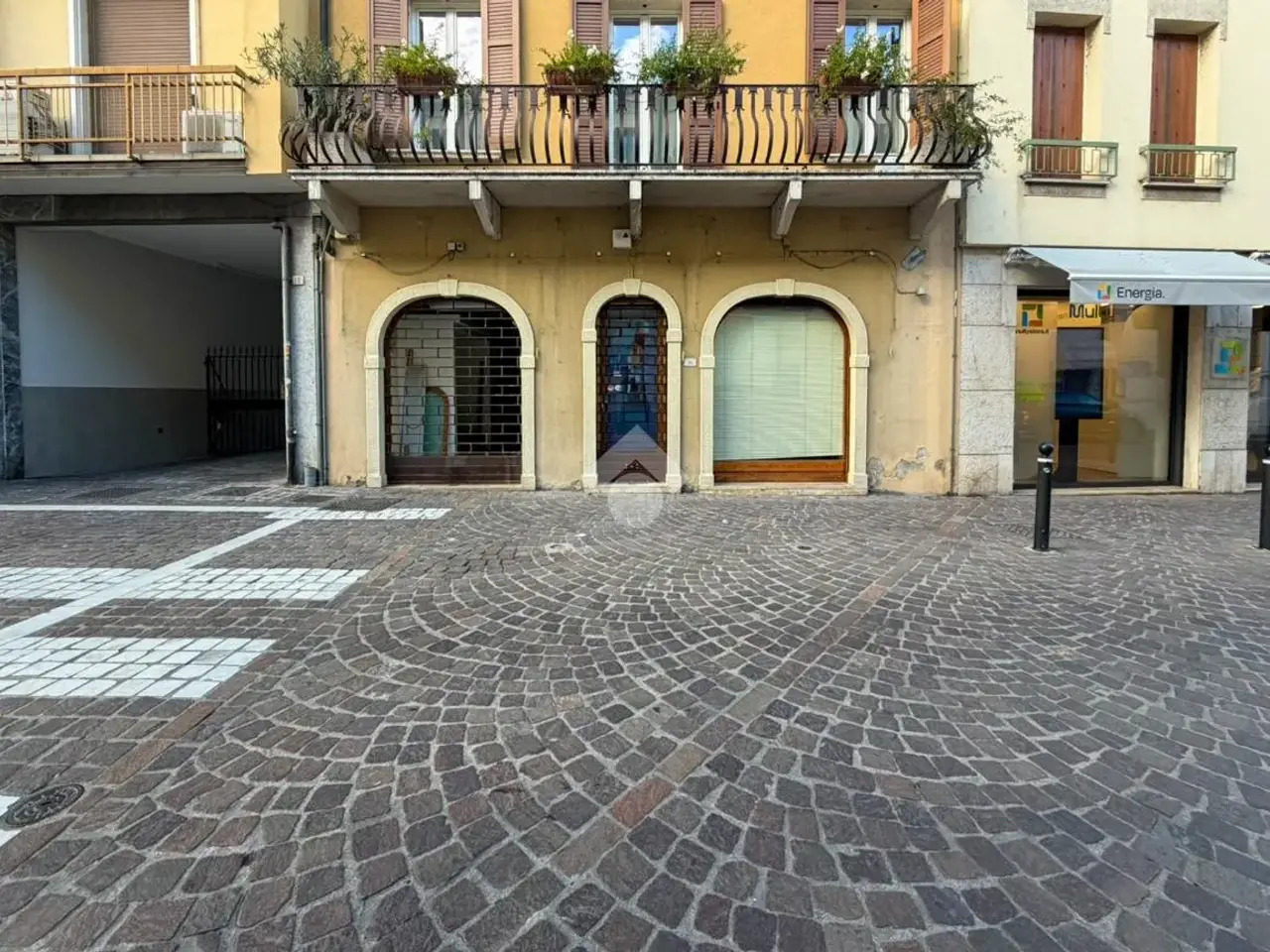 Negozio in Piazza Giuseppe Garibaldi 16, Desenzano Del Garda, {3} - Foto 1
