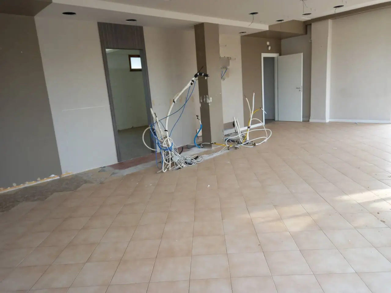 Esercizio commerciale in Via Vittorio Veneto 8, Crespina Lorenzana, {3} - Foto 2