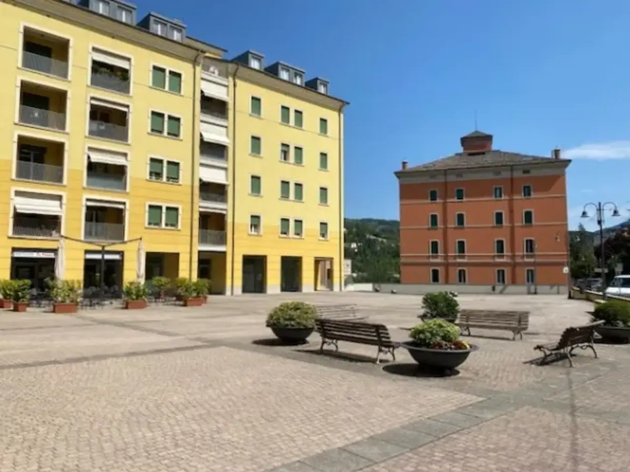Negozio in Piazza Monsignor Augusto Smeraldi, Alto Reno Terme, {3} - Foto 1