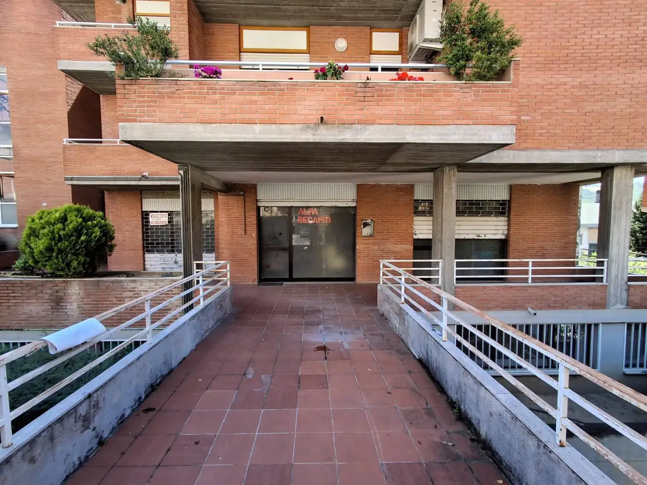 Negozio in Viale Cavour, Teramo, {3} - Foto 1