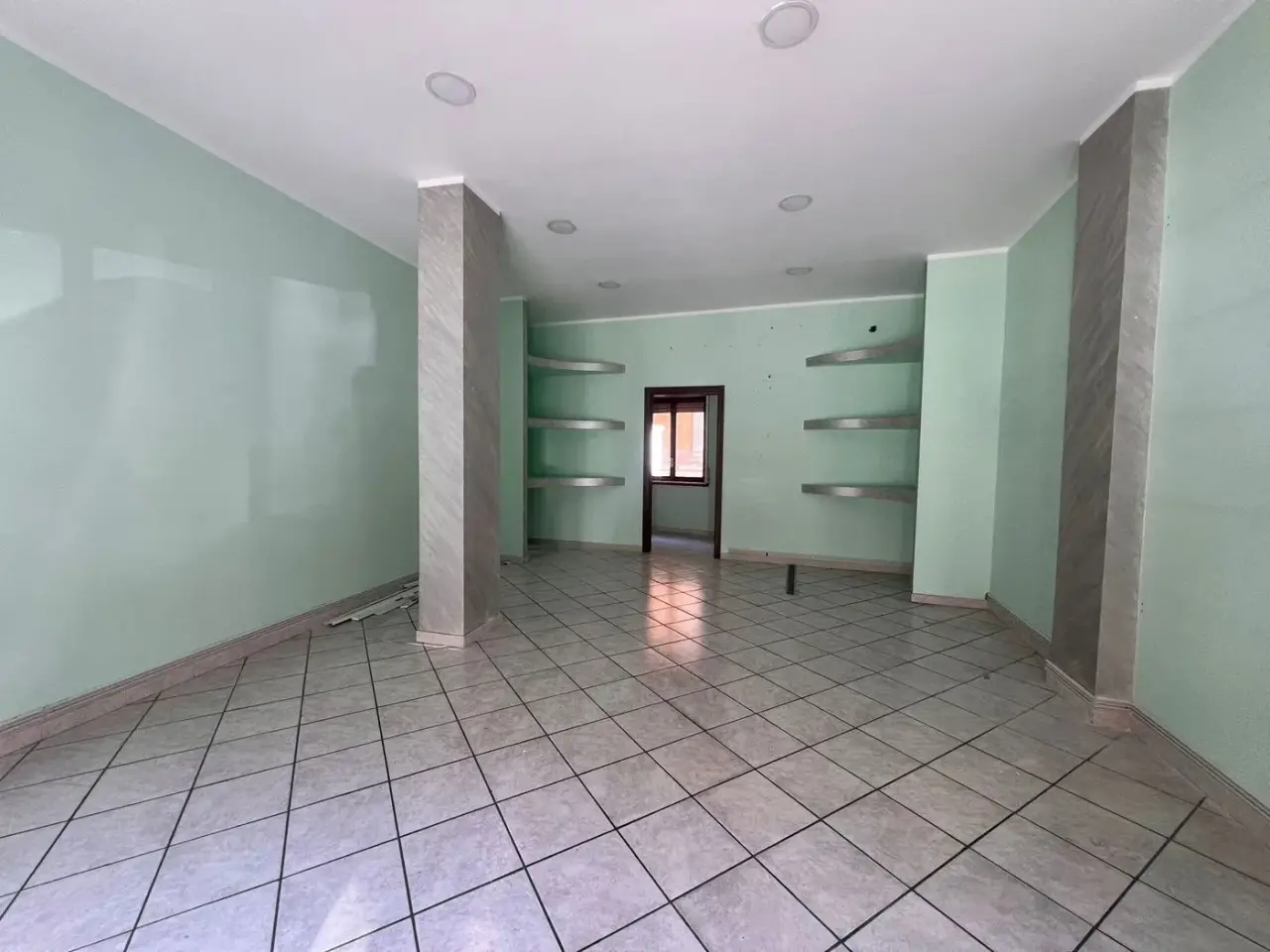 Negozio in Corso Vittorio Emanuele 725, Napoli, {3} - Foto 1