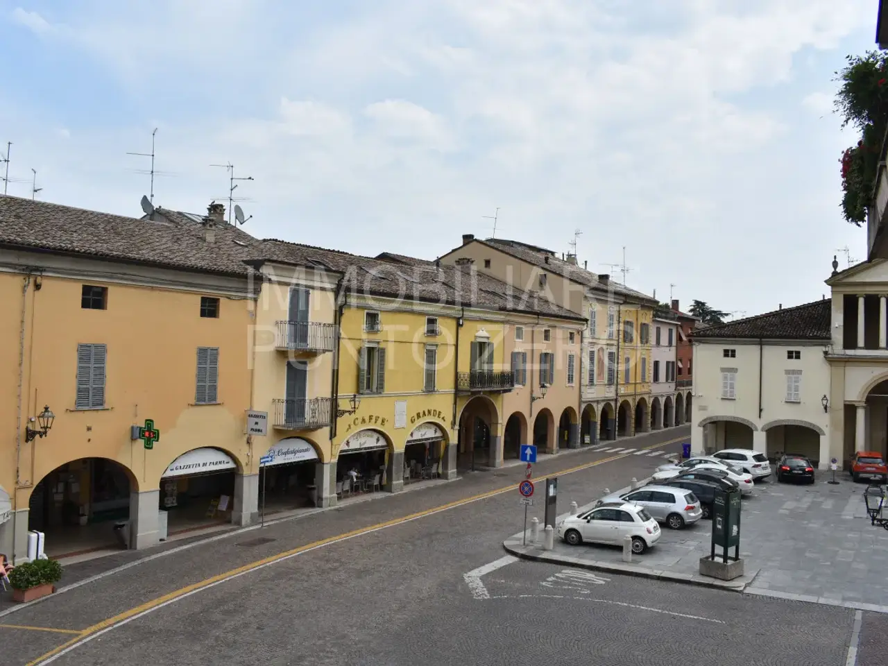 Ufficio in Piazza Garibaldi, Soragna, {3} - Foto 1