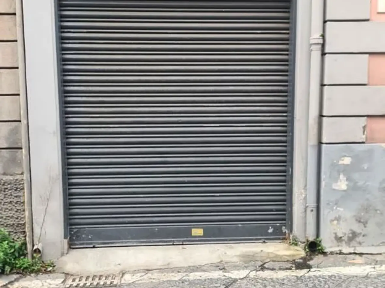 Parcheggio chiuso in Via San Giacomo dei Capri 91, Napoli, {3} - Foto 1