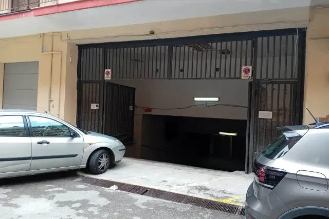 Box in Via Generale Adalgiso Amendola, Salerno - Foto 1