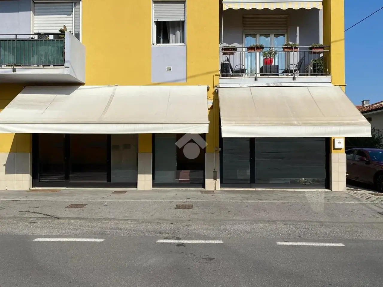 Negozio in Via Cesare Battisti 37, Seriate, {3} - Foto 1