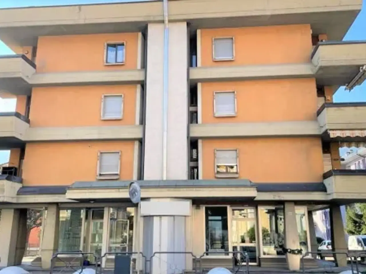 Negozio in Corso Saint-Martin-De-Corleans, Aosta, {3} - Foto 1