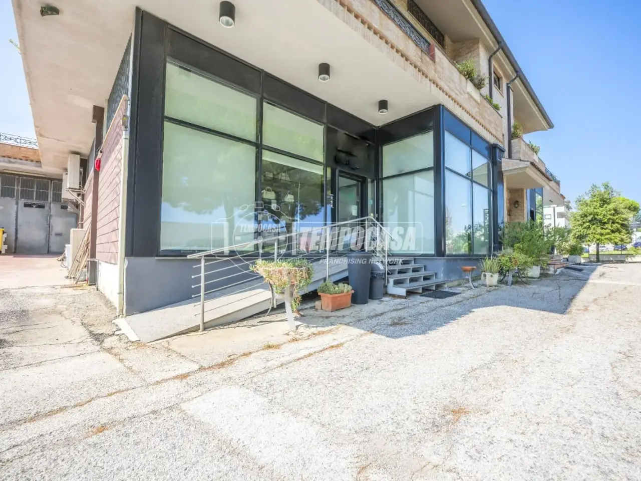 Palazzina commerciale in Via Alpi, Montegranaro, {3} - Foto 1