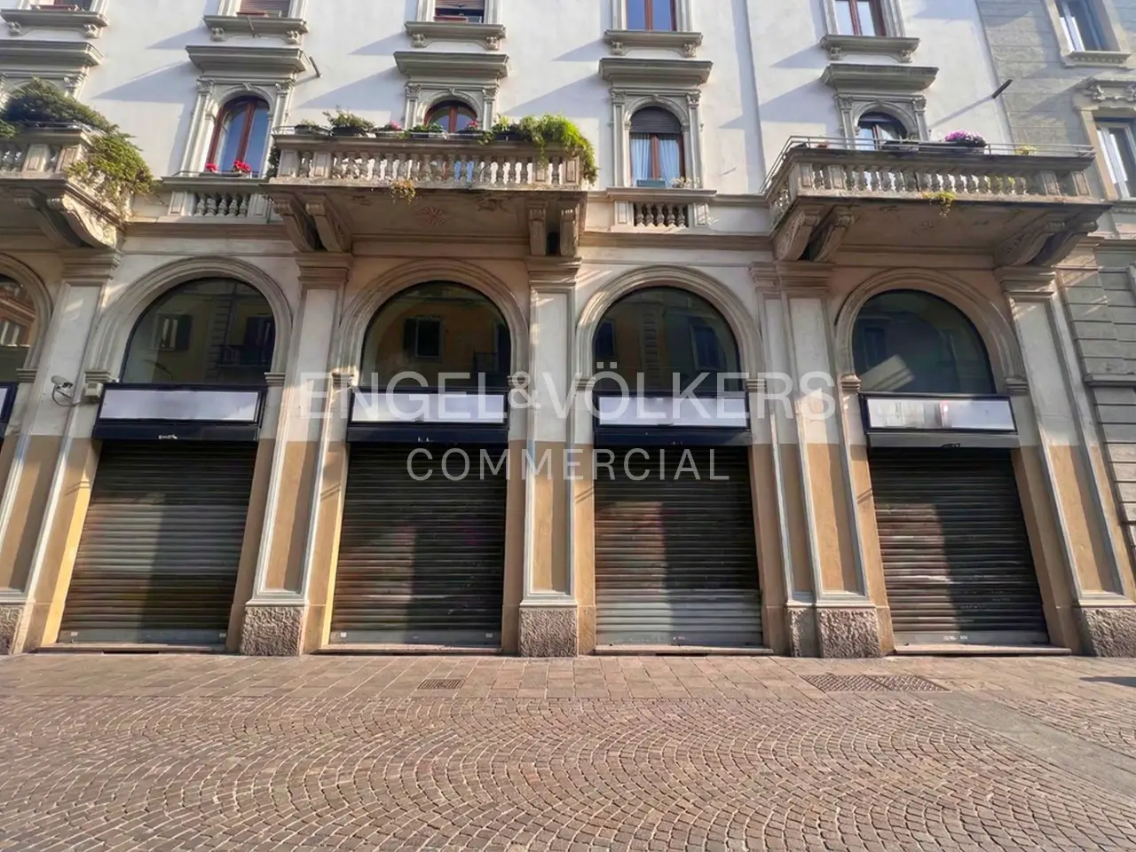 Negozio in Via Lazzaro Palazzi 5, Milano, {3} - Foto 1