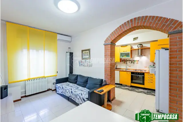 3-room flat in Via Cesare Battisti 133, Carugate - Photo 1