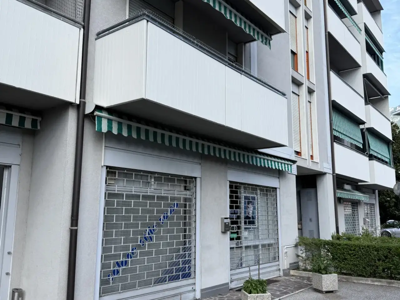 Esercizio commerciale in Via Degasperi Trento, Trento, {3} - Foto 1