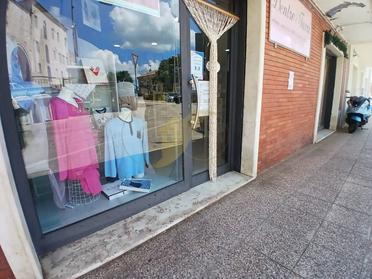 Esercizio commerciale in Largo Manara, Fermo, {3} - Foto 2