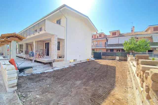 Villa a schiera in Via Colle Fiorito, Guidonia Montecelio - Foto 1