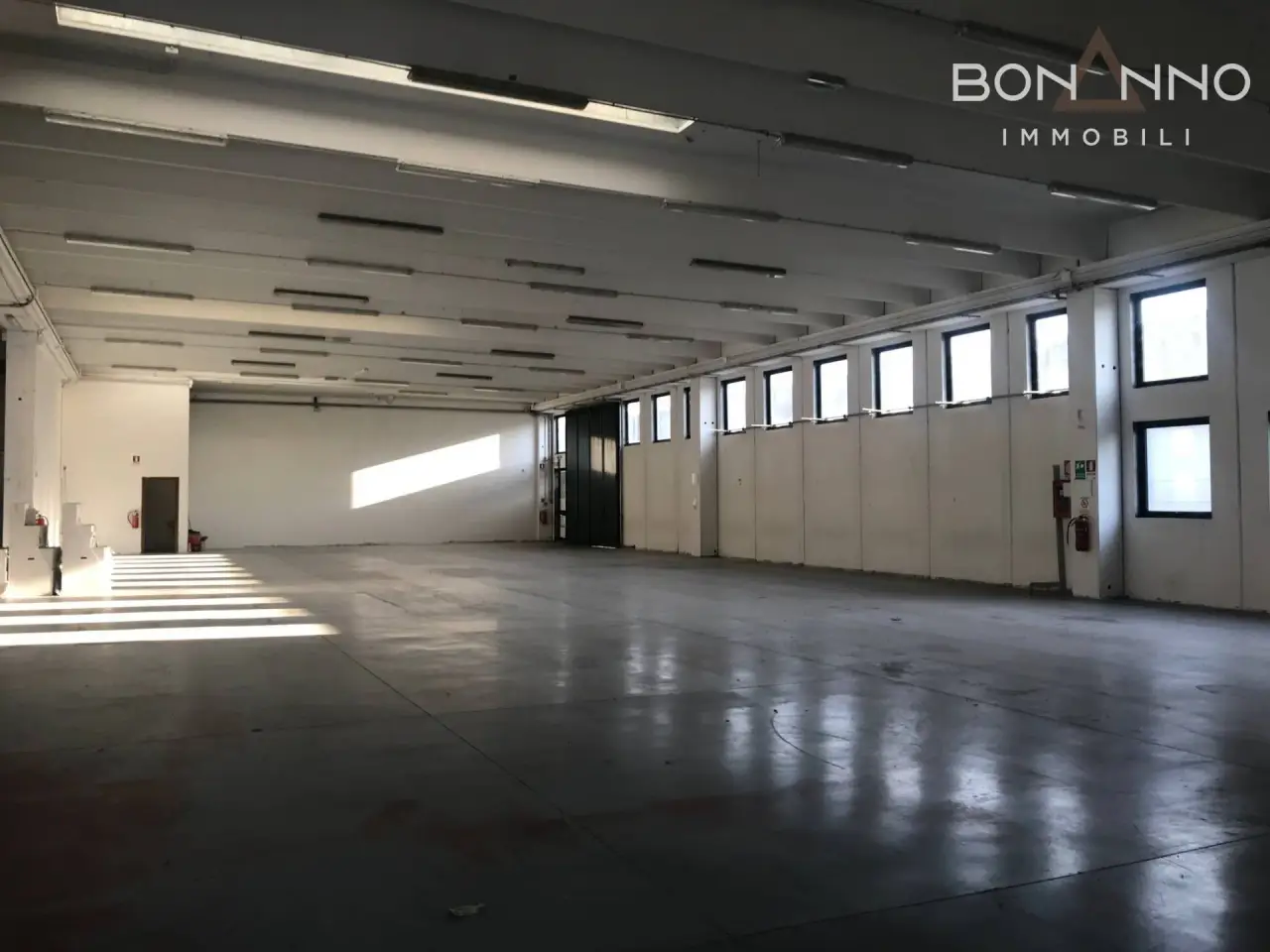 Negozio in Via Circonvallazione Est 10, Castelfranco Veneto, {3} - Foto 1