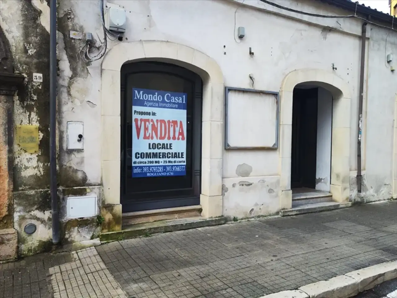 Locale commerciale in Via a. Guarasci 65, Rogliano, {3} - Foto 1