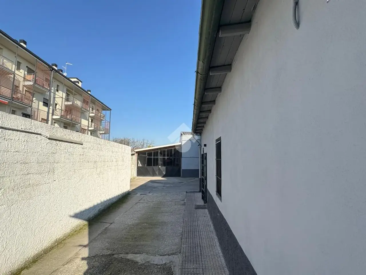 Capannone in Via Frosinone 4, Milano, {3} - Foto 1