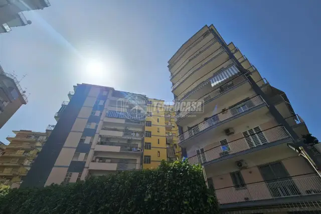 Vierzimmerwohnung in Viale delle Mimose  8, Napoli - Foto 1