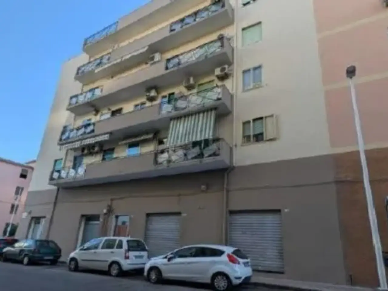 Negozio in Via Carlo Baudi di Vesme 73, Cagliari, {3} - Foto 1
