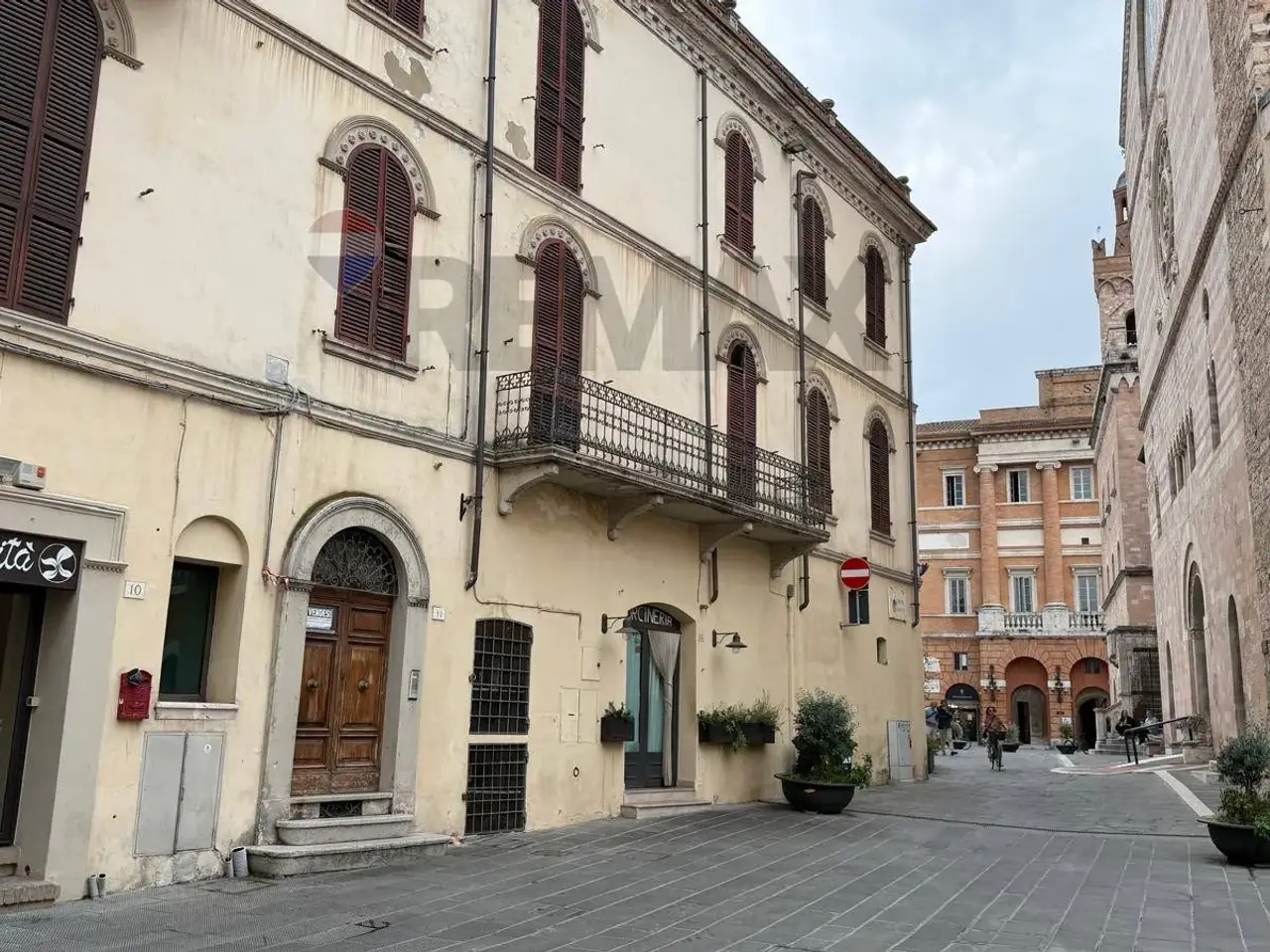 Negozio in Piazza Faloci Pulignani 10, Foligno, {3} - Foto 1