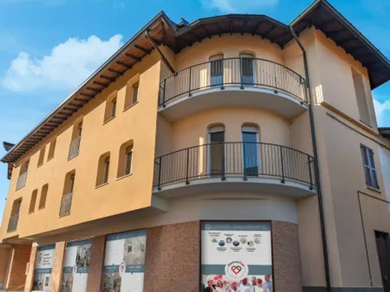 Negozio in Via Indipendenza 3, Samarate, {3} - Foto 1
