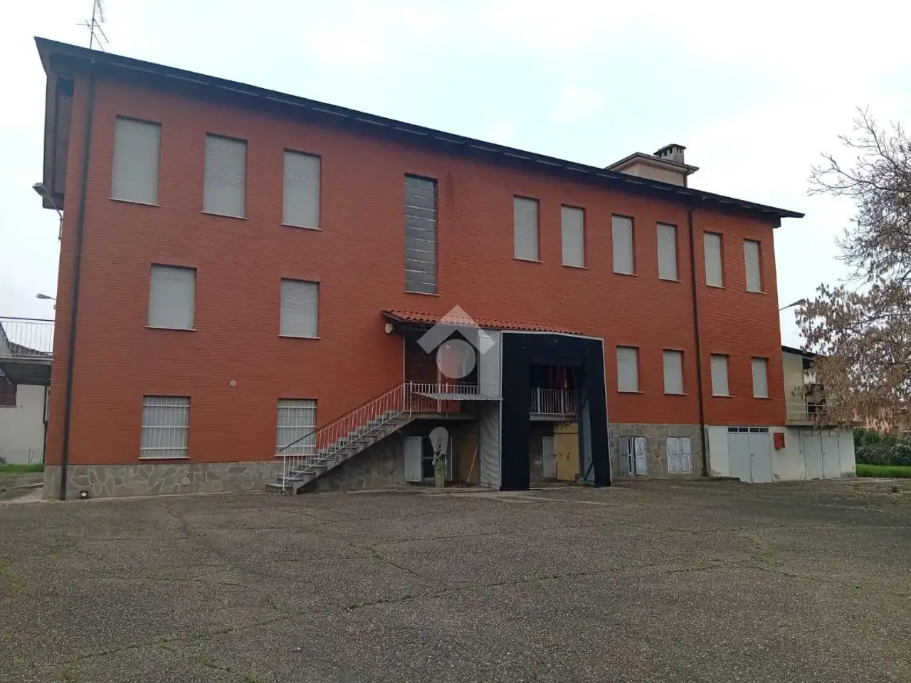 Palazzina commerciale in Via 4 Novembre 49, Traversetolo, {3} - Foto 1