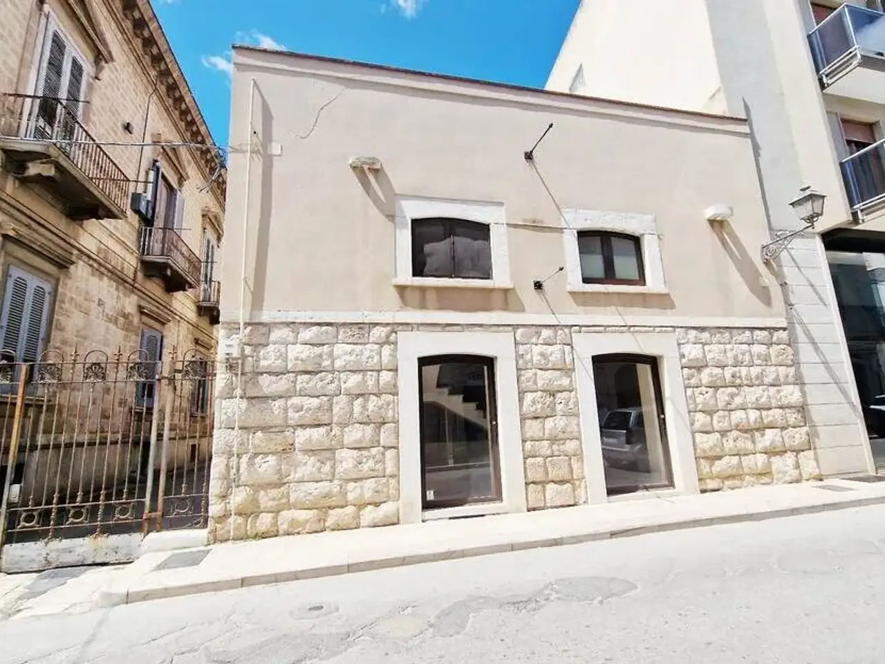 Locale commerciale in Via Jannuzzi Andria, Andria, Zona Centro, Andria, {3} - Foto 1