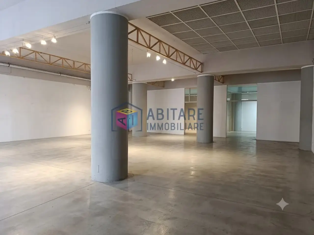 Locale commerciale in , Livorno, {3} - Foto 1
