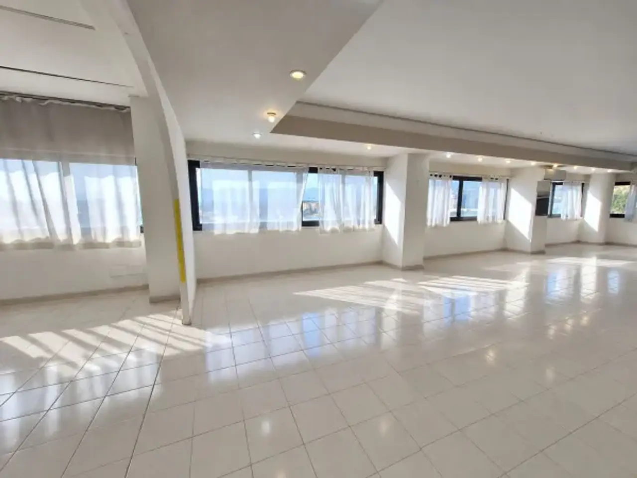 Negozio in Viale della Regione Siciliana Nord Ovest 6645, Palermo, {3} - Foto 1