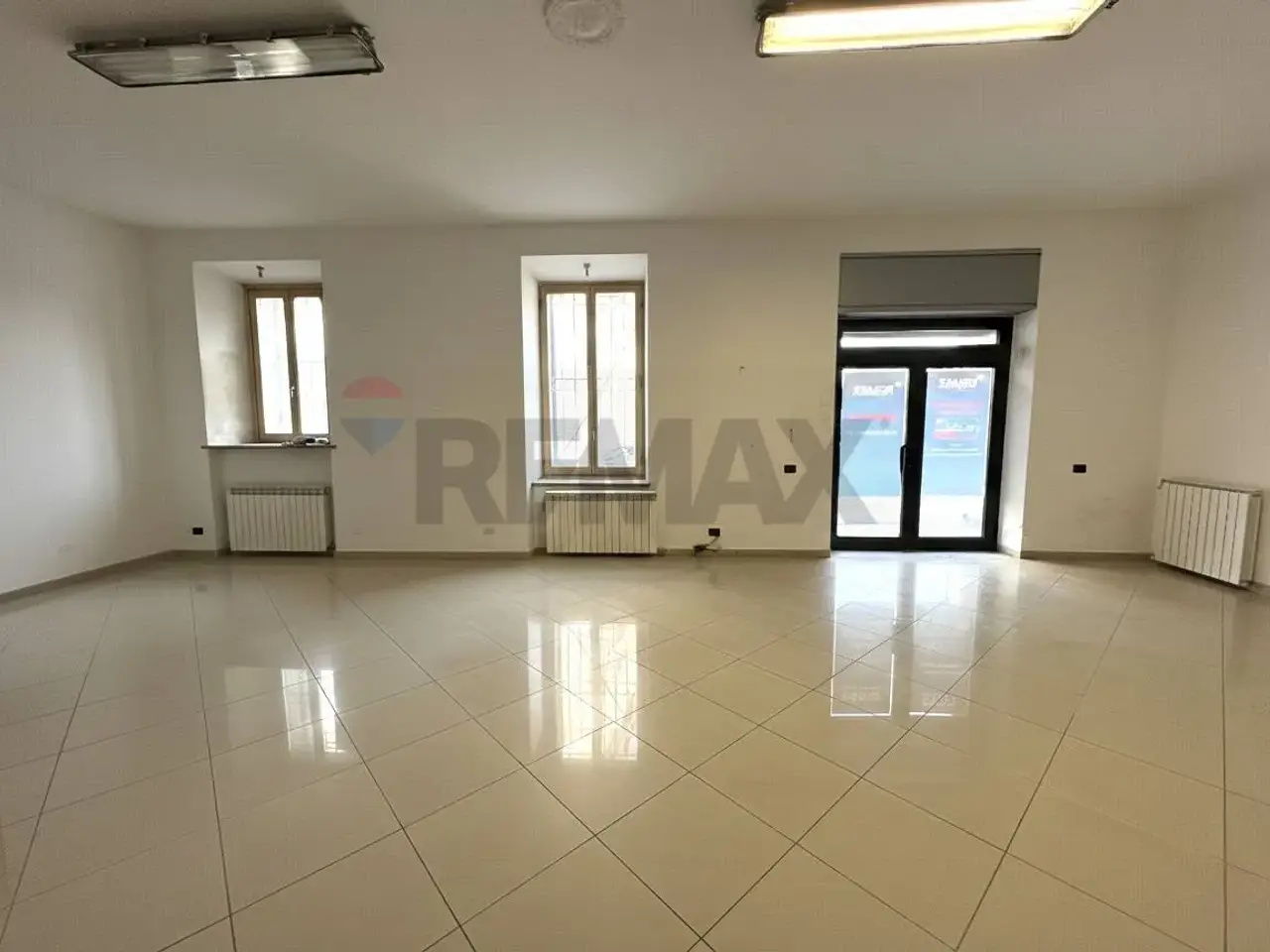 Negozio in Corso della Vittoria 147, Caronno Pertusella, {3} - Foto 1