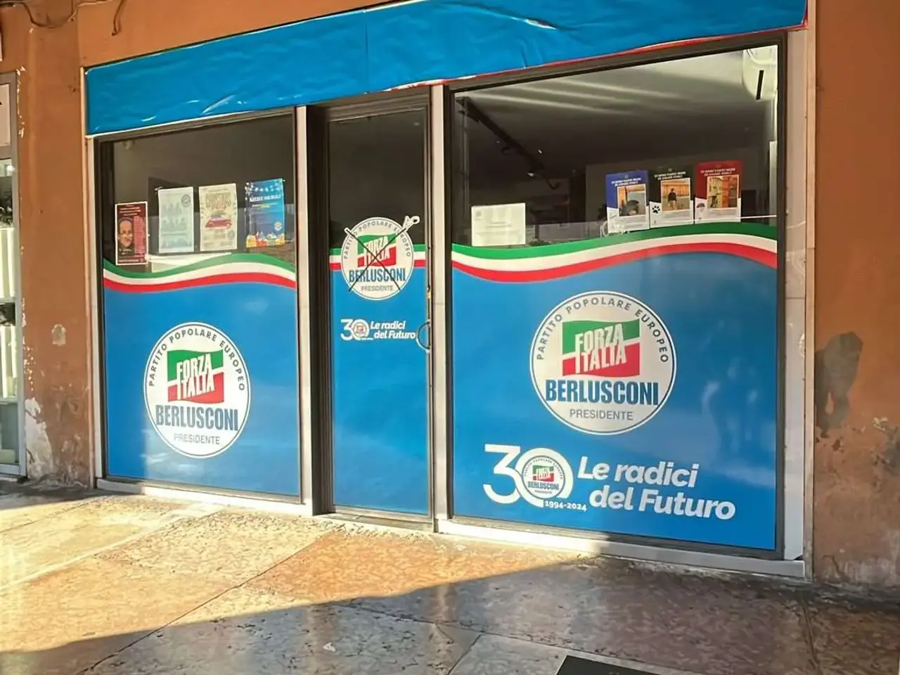 Negozio in Piazza Saffi 15, Forli', {3} - Foto 1