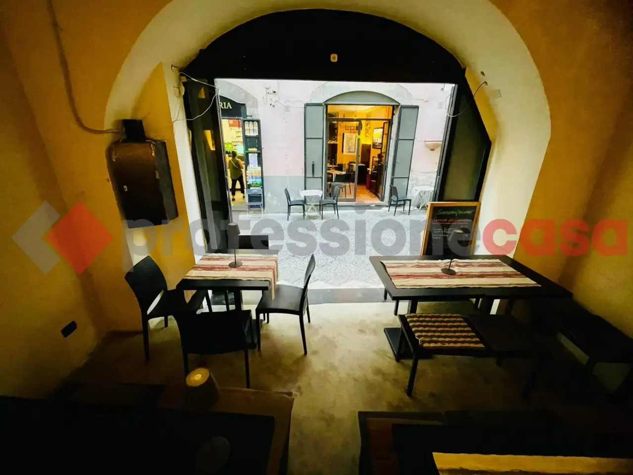 Esercizio commerciale in Via Duomo 13, Salerno, {3} - Foto 2
