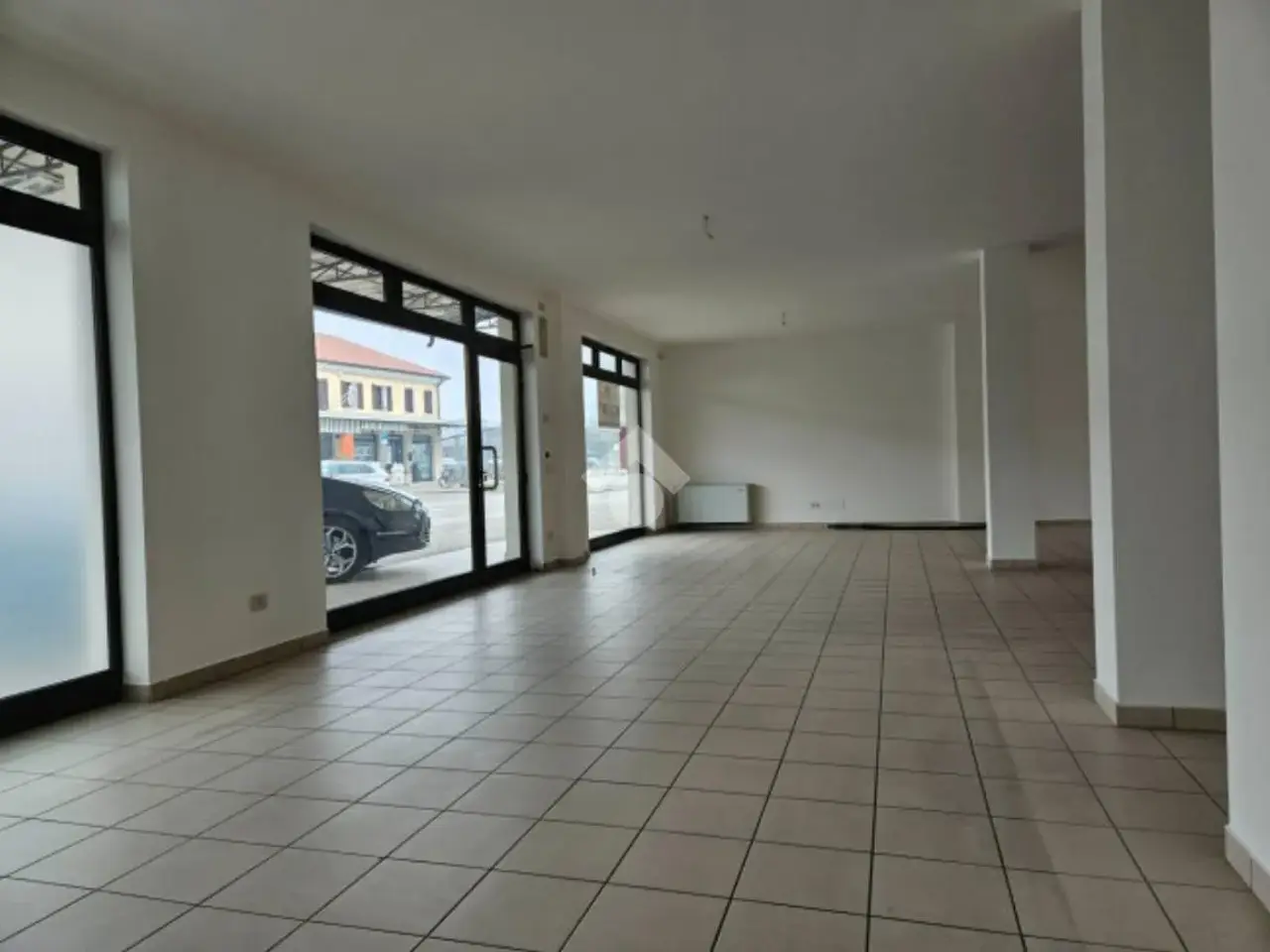 Negozio in Viale a. De Gasperi 89, Bassano Del Grappa, {3} - Foto 2