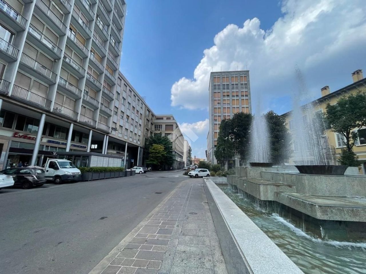 Ufficio in Piazza G. Garibaldi 1, Busto Arsizio, {3} - Foto 1